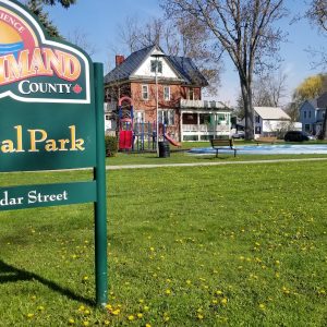 Dunnville Central Park showing entrance sign, playground and wading pool